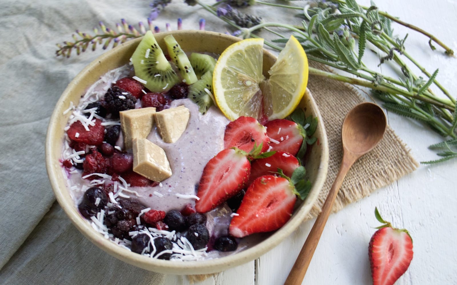 Raw Vanilla, Berry, and Lemon ‘Cheesecake’ Smoothie Bowl